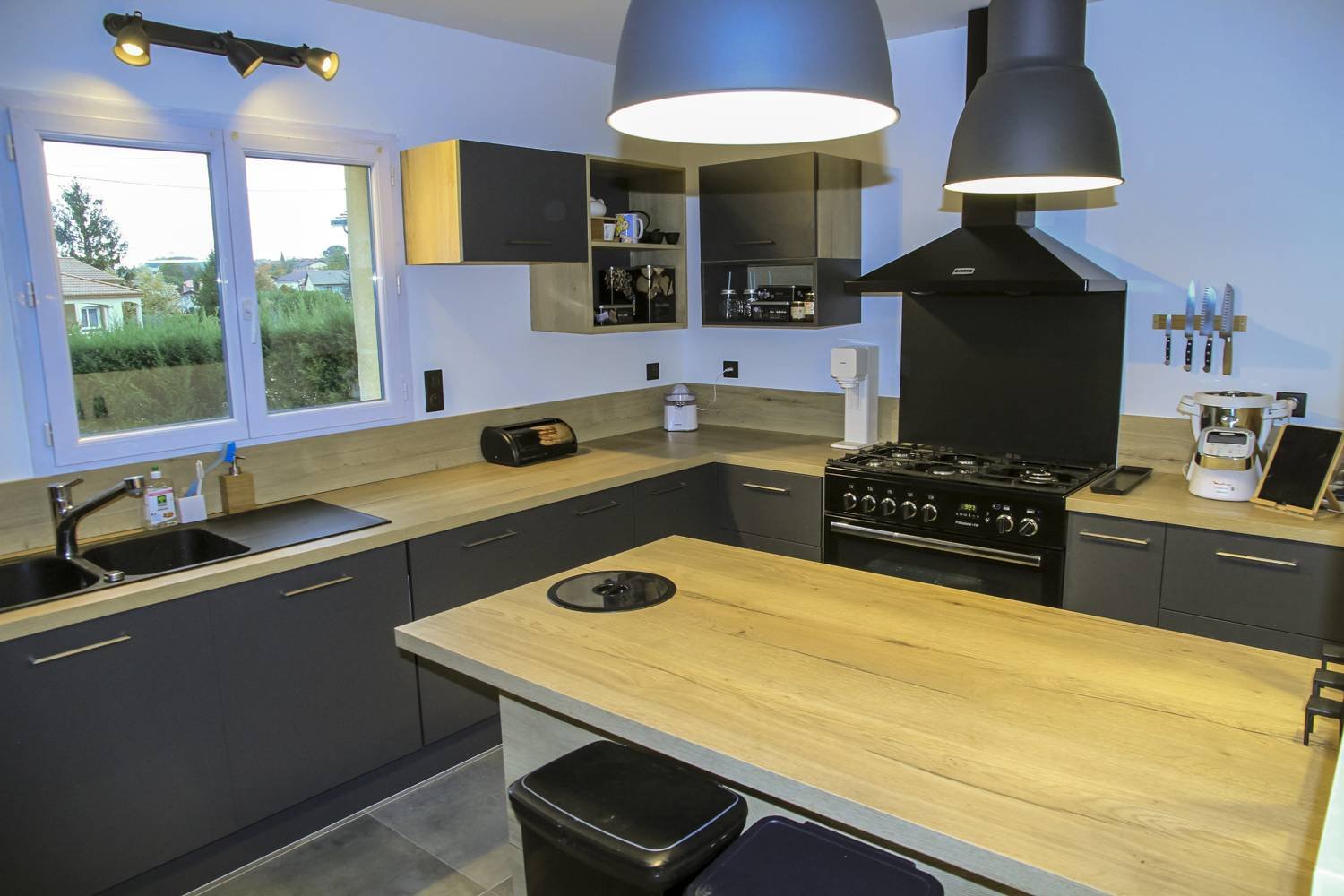 tres-belle-cuisine-en-u-avec-ilot-une-cuisine-equipee-par-socooc-lyon-saint-priest-1