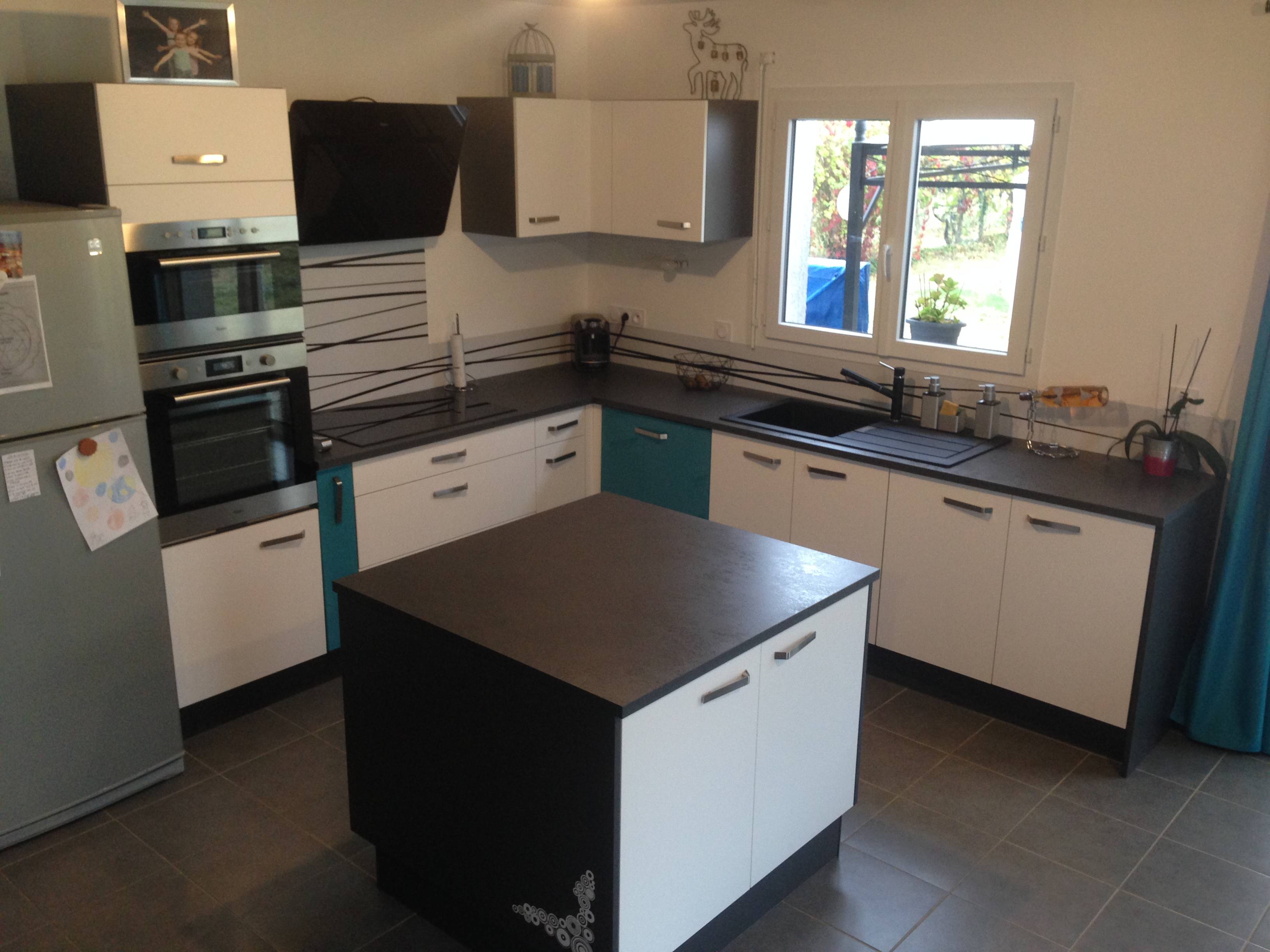 cuisine-blanche-avec-une-touche-de-bleu-une-cuisine-equipee-par-socooc-lyon-saint-priest