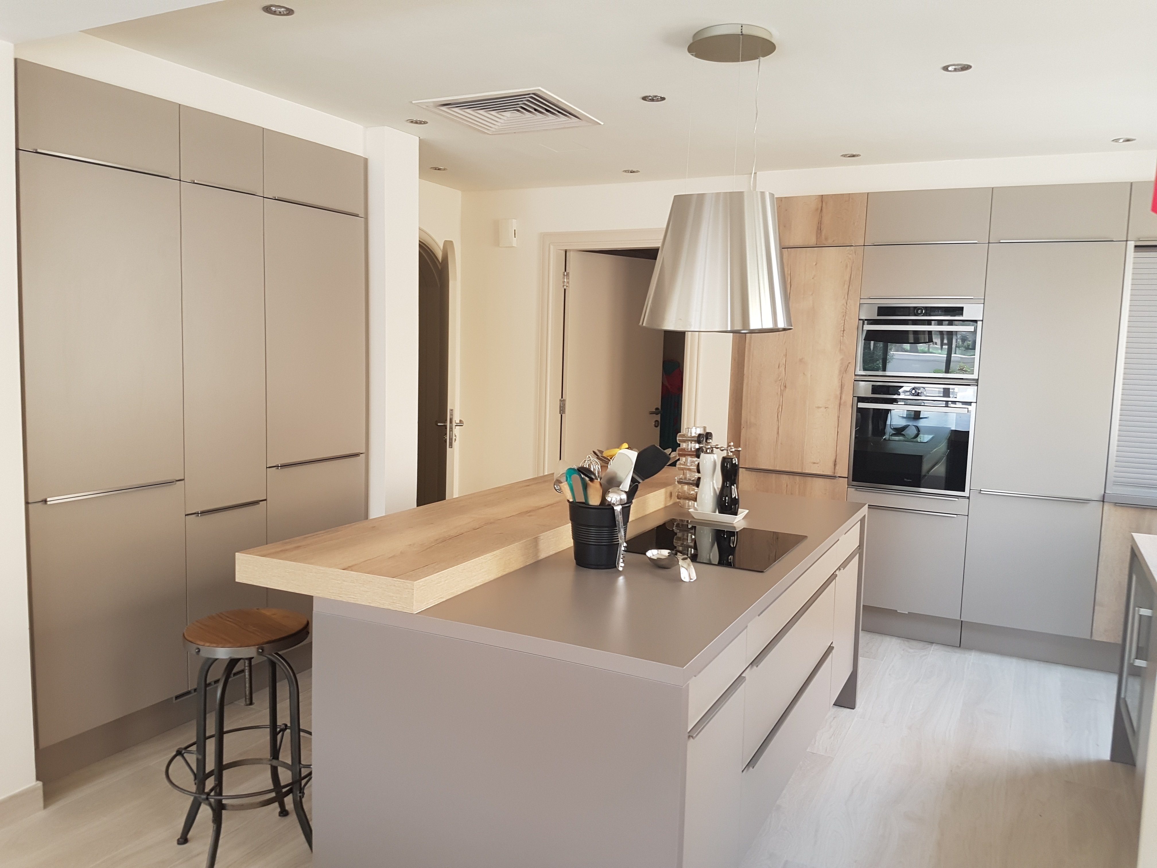 cuisine-avec-ilot-une-cuisine-equipee-par-socooc-lyon-saint-priest