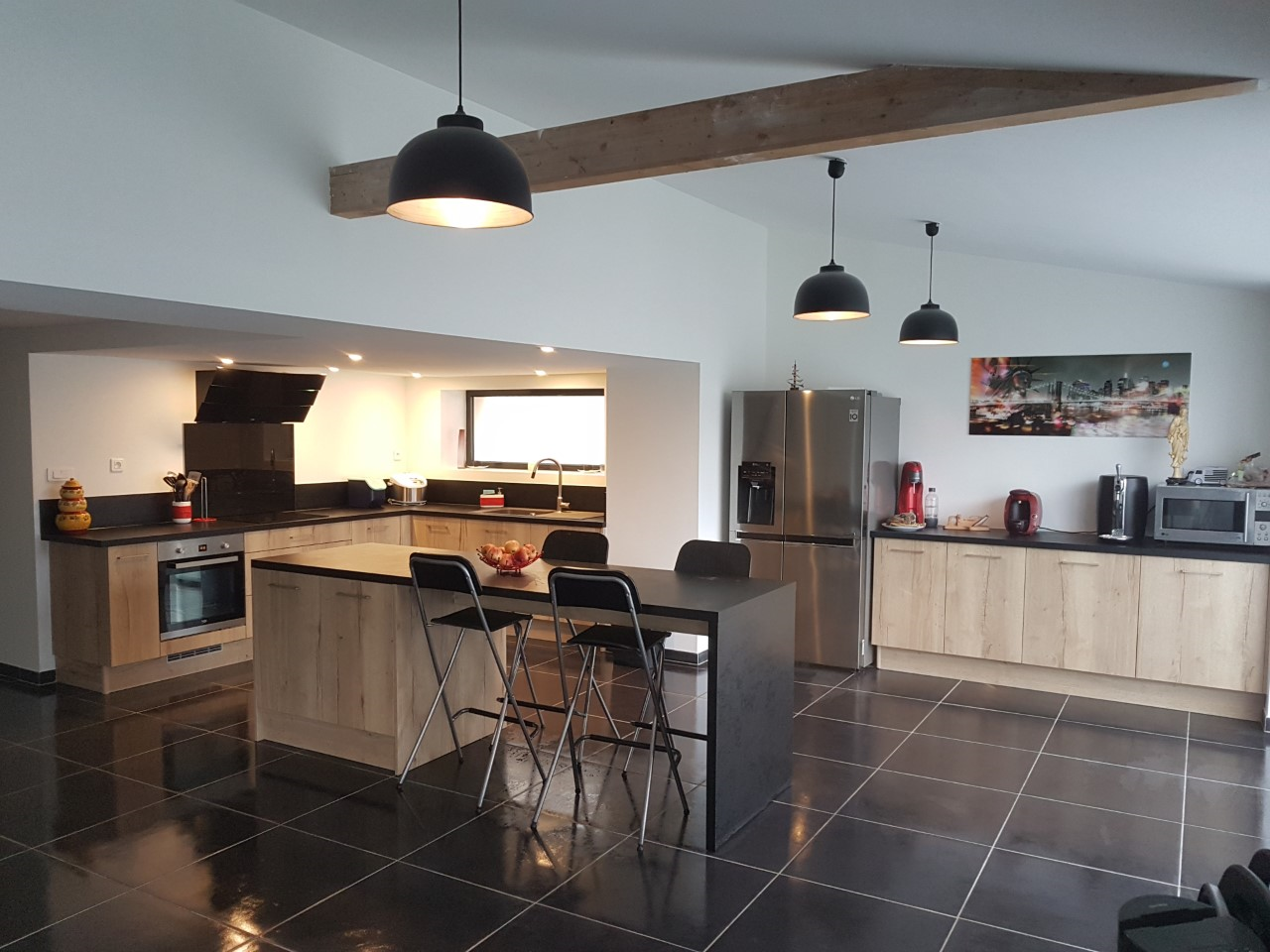 la-cuisine-avec-ilot-de-valerie-une-cuisine-equipee-par-socooc-ste-genevieve-des-bois