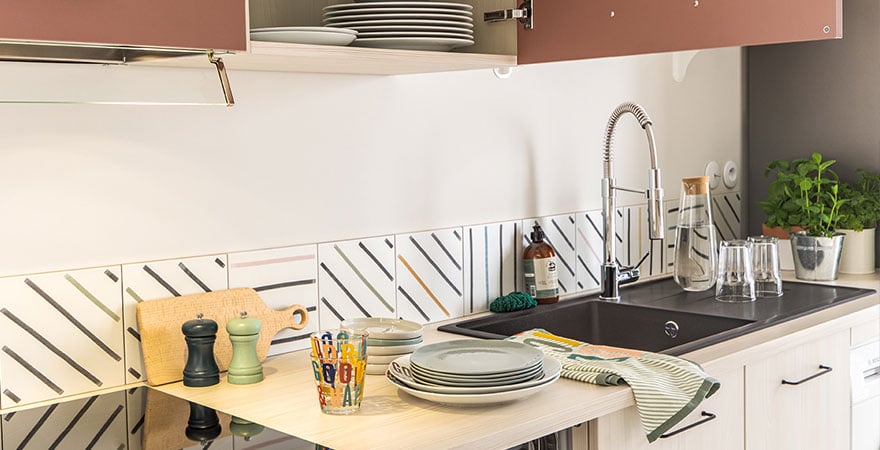 socooc-cuisines-%C3%A9quip%C3%A9es-credence-carrelage-square