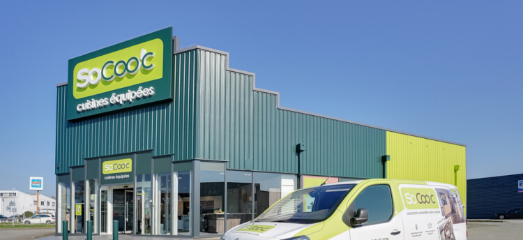 bandeau_magasin_gauche-socooc-cuisines-equipees-larochesuryon-fa%C3%A7ade%202_0