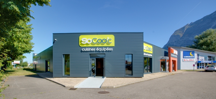 bandeau_magasin_gauche-socooc-cuisines-equipees-saint-egreve-fa%C3%A7ade%201