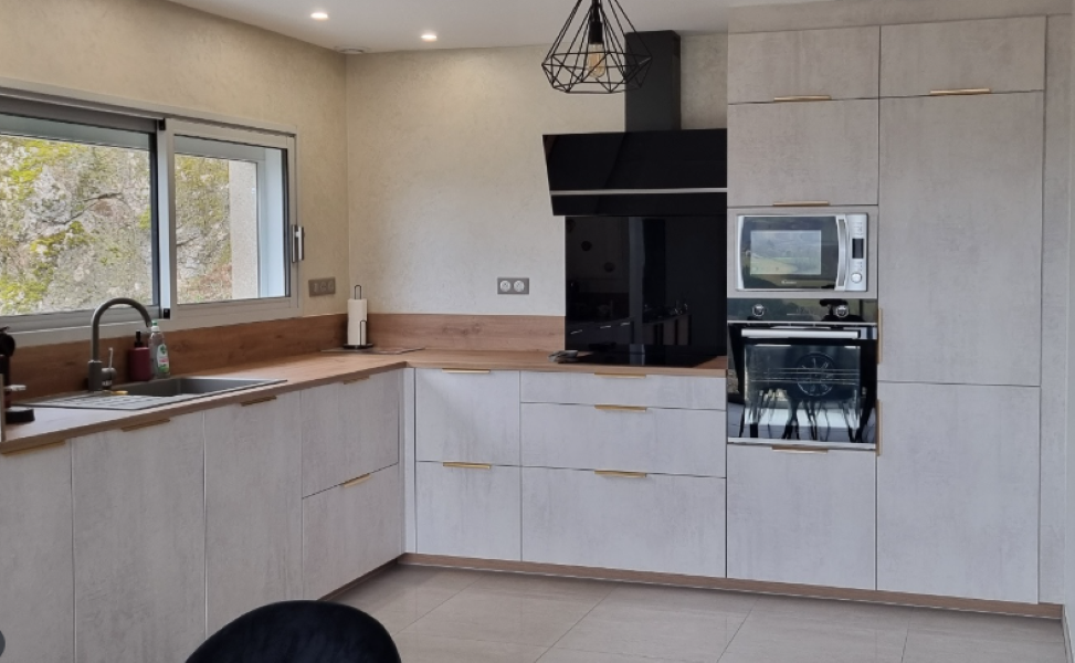 cuisine%20cimento%20gris%20et%20bois