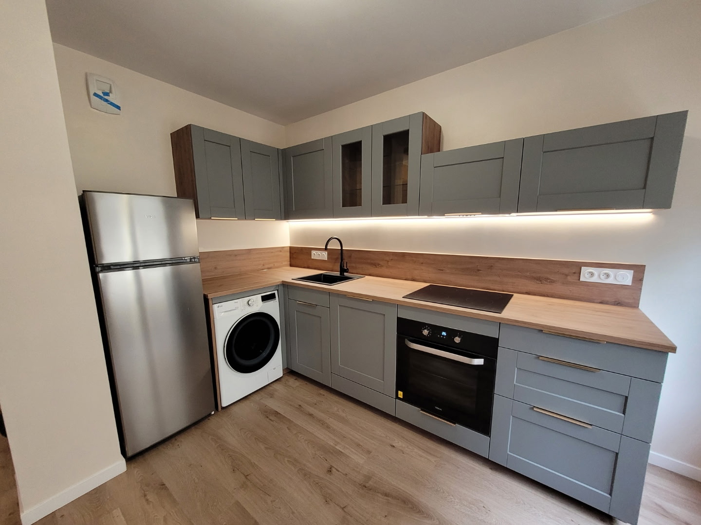 Cuisine effet cadre gris, poignées laiton