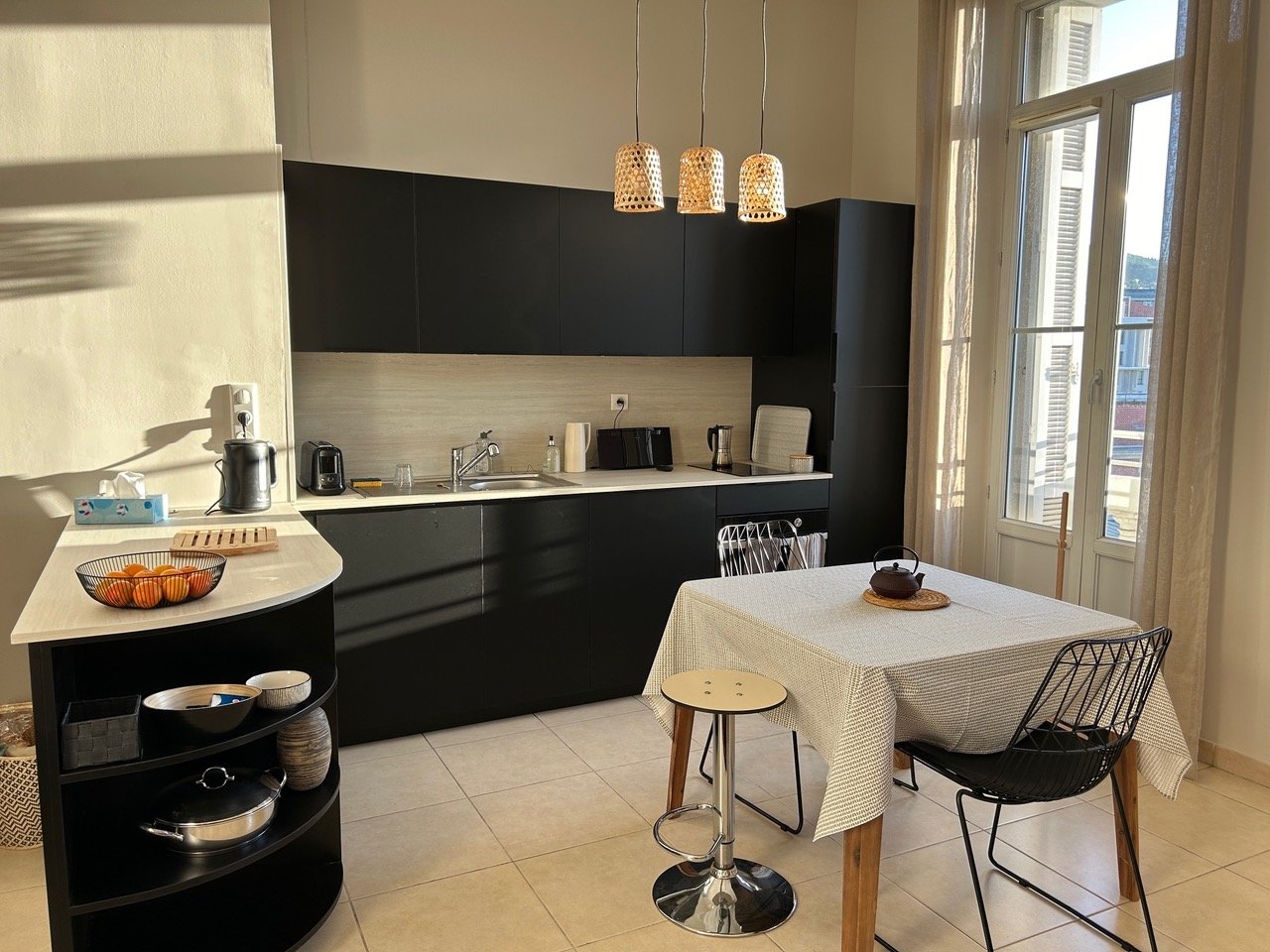 noir mat + travertin