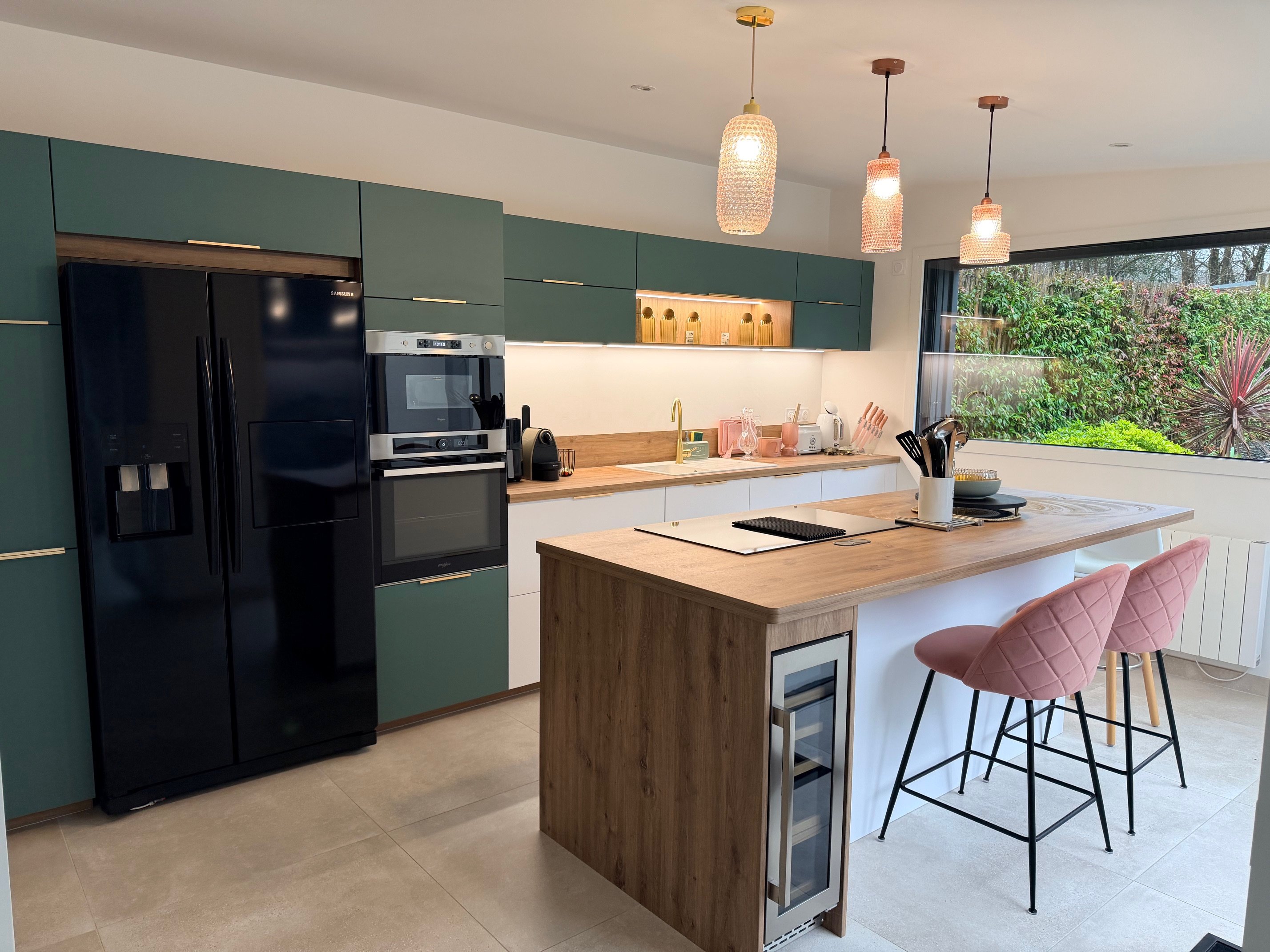 Une cuisine lumineuse haute en couleurs