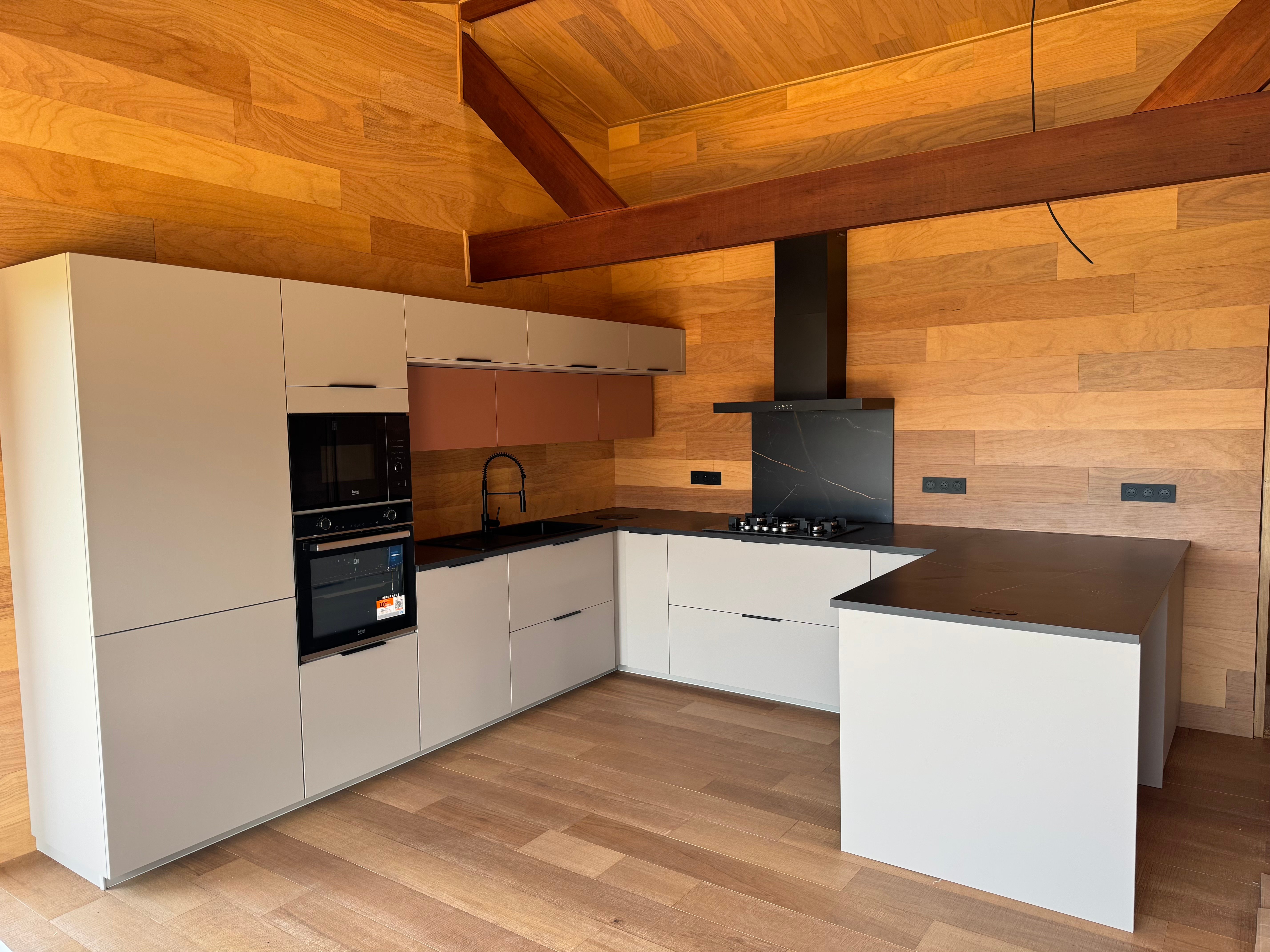 Cuisine praliné en U de Christelle dans un chalet chaleureux.