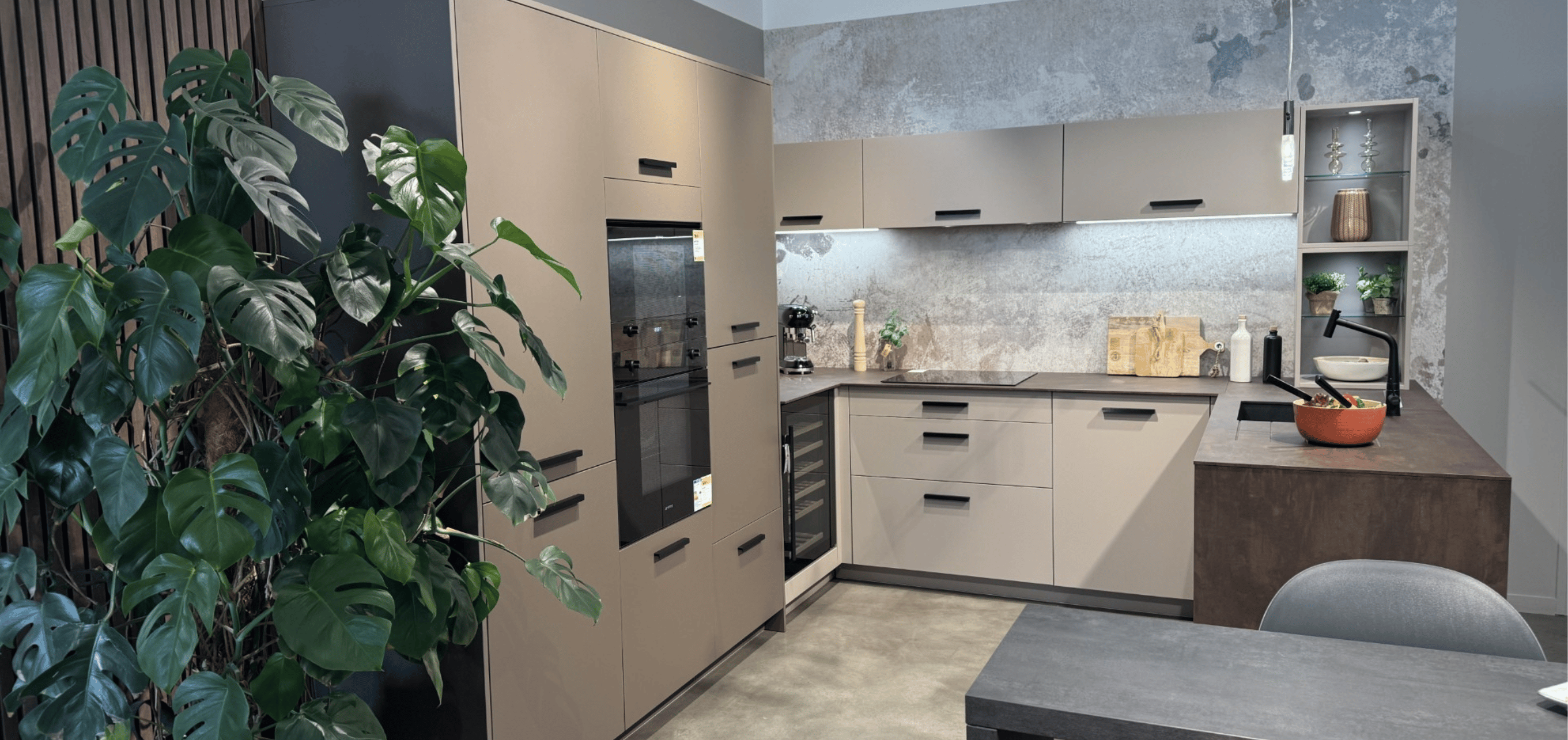 cuisine en U coloris praliné et plan de travail en compact