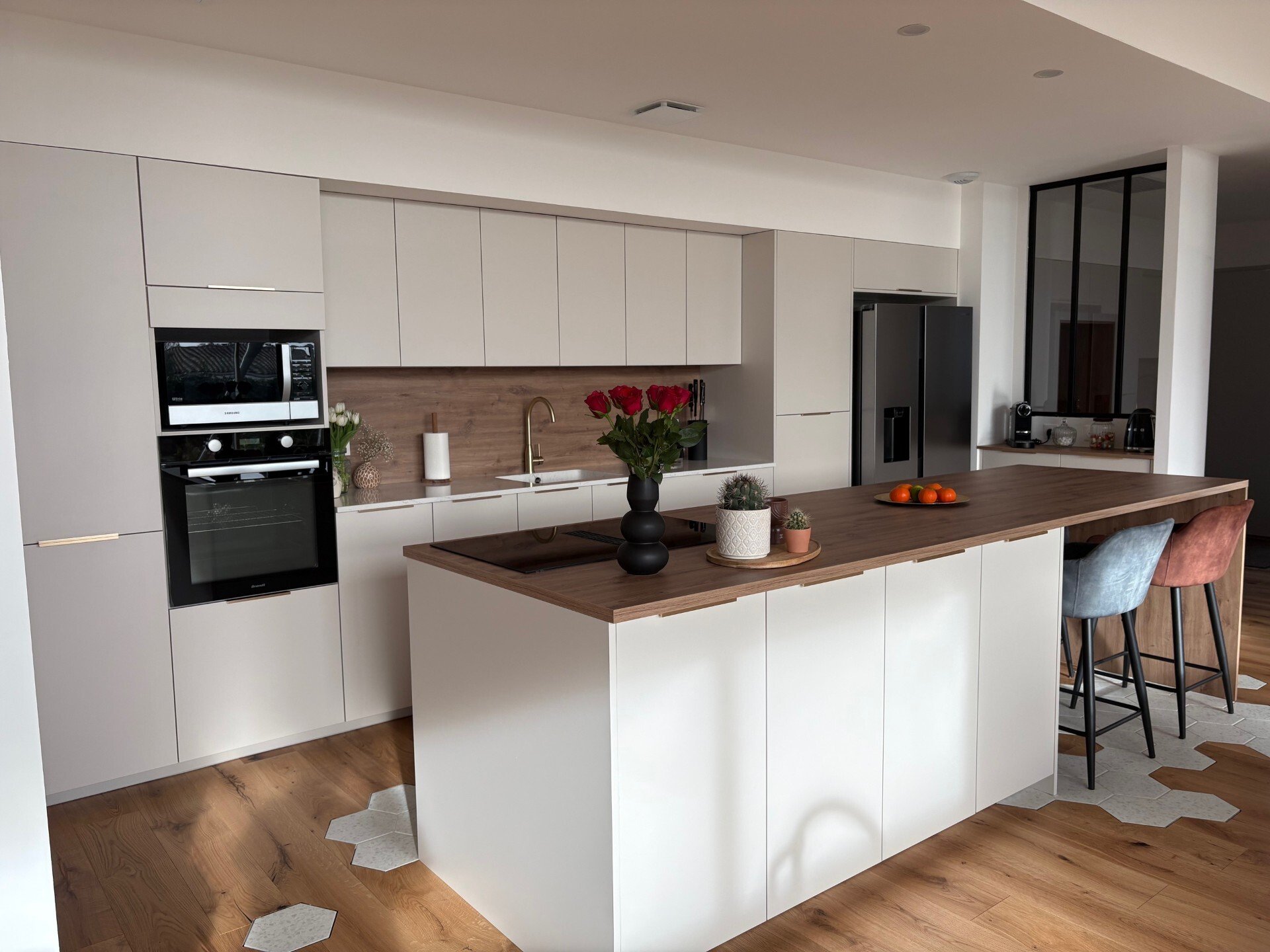 linéaire + îlot avec espace repas 4 personnes