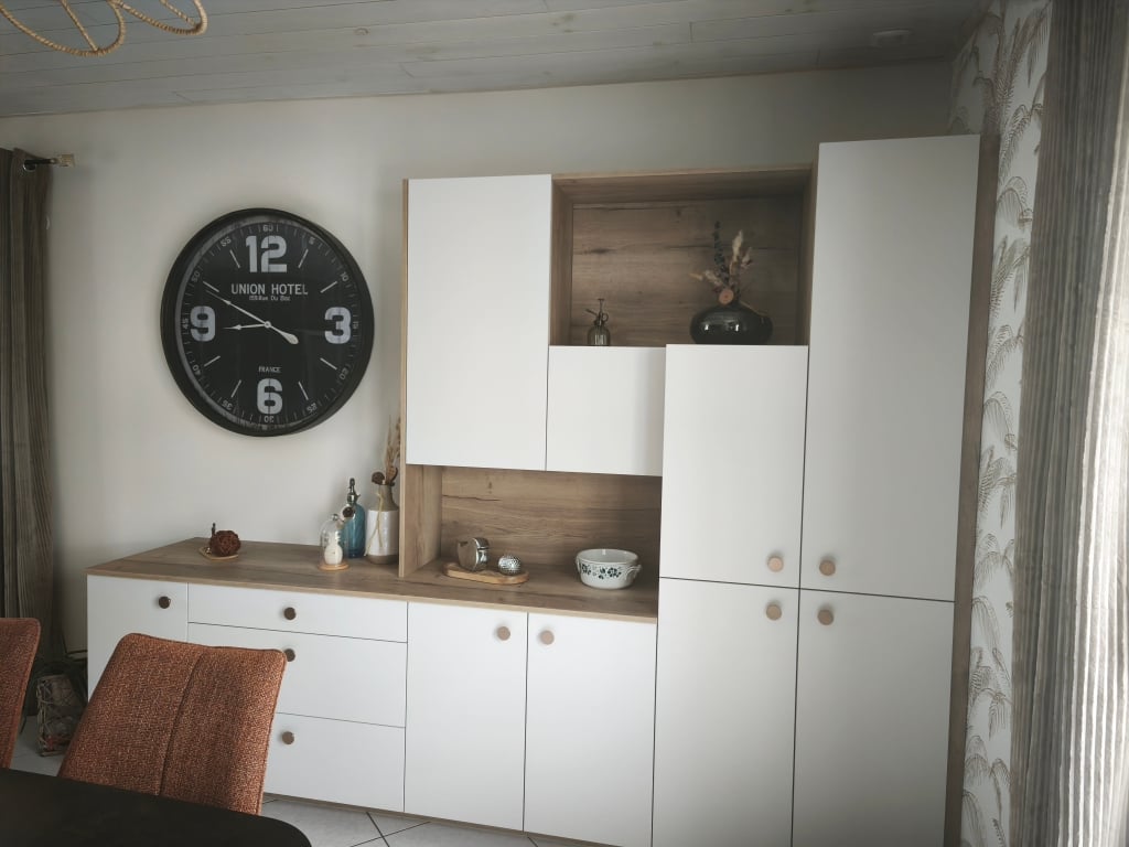 Joli meuble de salon sur mesure, en cohérence avec la cuisine !