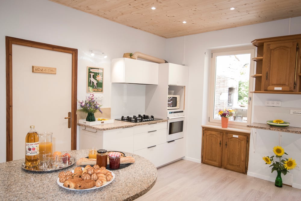 Cuisine blanche et bois style ancien - cuisine aménagée et équipée