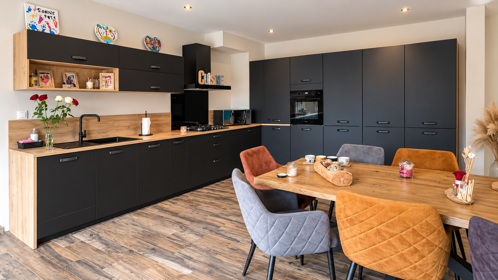 Cuisine moderne chaleureuse avec table colorée