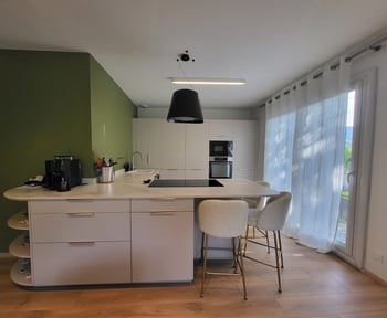 Joile cuisine en U avec un ilôt sur-mesure