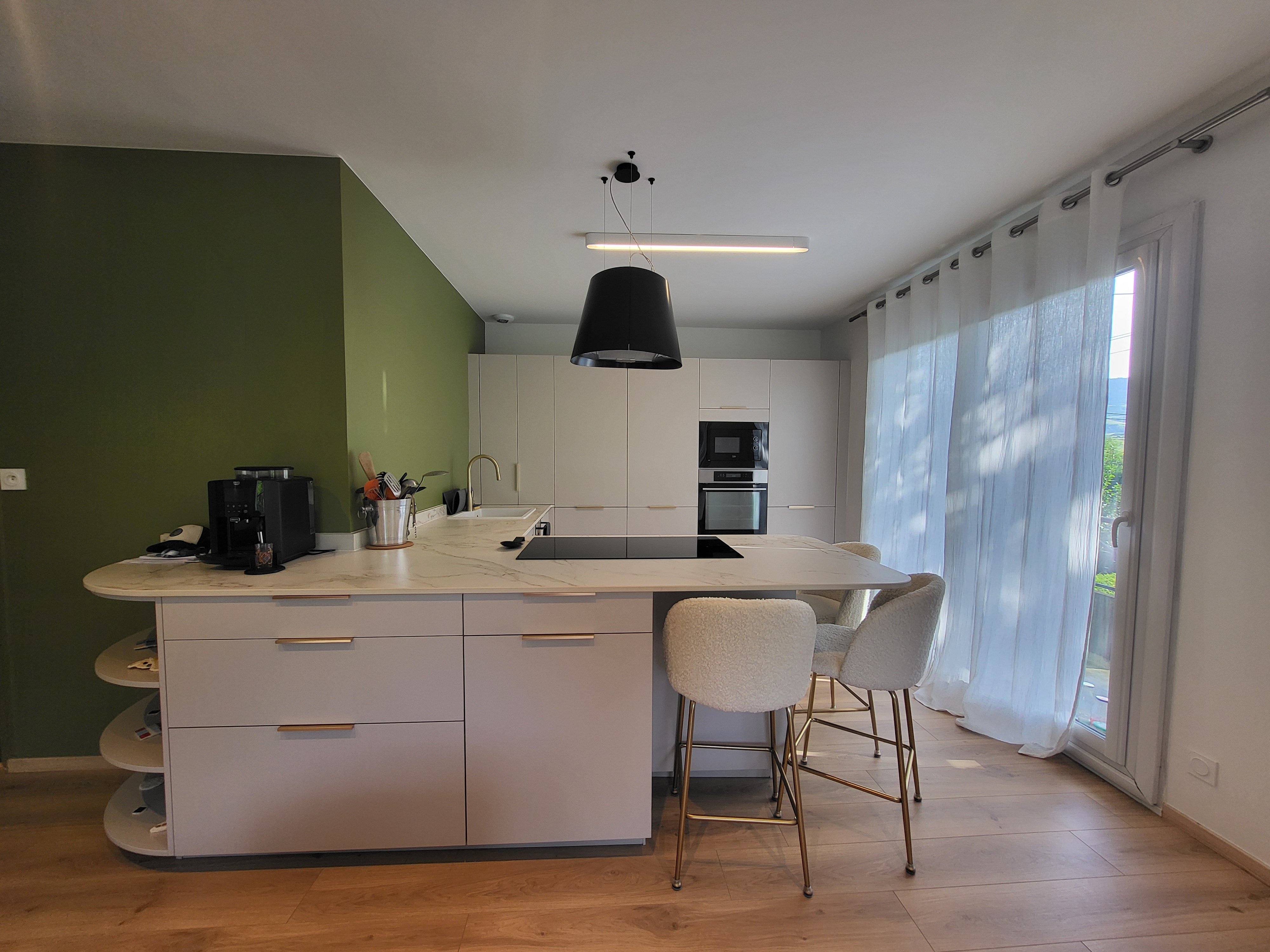 Joile cuisine en U avec un ilôt sur-mesure