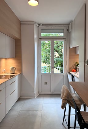 cuisine-blanche-bois-cannage-sur-mesure-perene-belfort-3 cuisine-blanche-bois-cannage-sur-mesure-perene-belfort-3