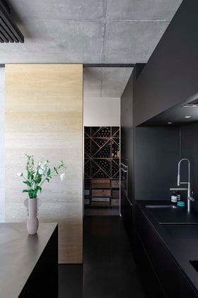 cuisine-noir-mat-et-bois-perene cuisine-noir-mat-et-bois-perene