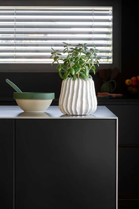 ilot-cuisine-noir-mat-perene ilot-cuisine-noir-mat-perene