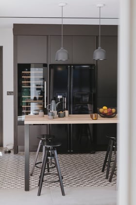 cuisine-avec-table-haute-en-chene-perene