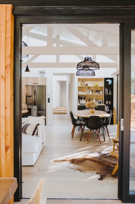 agencement-cuisine-salle-a-manger-moderne-en-pin-perene