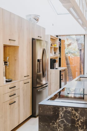 frigo-americain-encastre-dans-meuble-cuisine-en-pein-perene