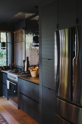 refrigirateur-en-inox-noir-dans-cuisine-perene refrigirateur-en-inox-noir-dans-cuisine-perene