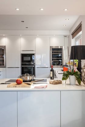 perene-colmar-cuisine-design-blanc-ilot-ouverte