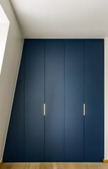 agencement-interieur-perene-boulogne-billancourt-dressing-fenix-blue-bleu-bois-noyer