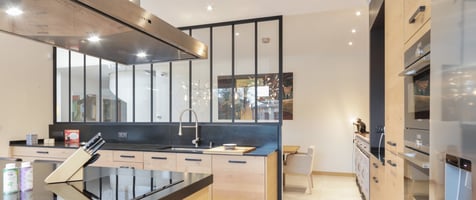 cuisine-verrière-bois-et-noir-avec-ilot-central-perene