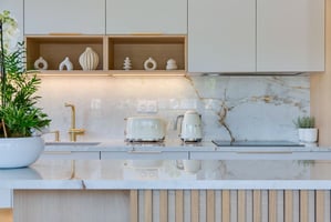 Cuisine-clair-marbre-blanc-bois-moderne