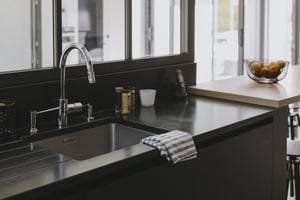 Details-cuisine-noire-robinetterie