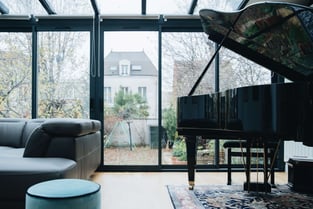 Piano-piece-a-vivre-batisse-elegante-et-familiale-Perene
