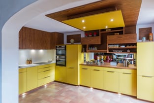 cuisine-design-bois-et-jaune-sur-mesure-perene-aix-en-provence
