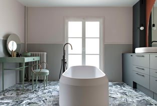baignoire-ilot-salle-de-bain-marbre-vert-perene