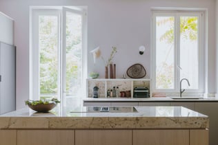 ilot-central-en-marbre-dans-cuisine-perene