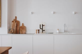 cuisine-avec-plan-de-travail-marbre-blanc-perene