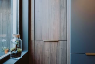 colonnes-cuisine-noir-noyer-laiton-perene