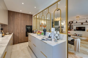 Dans la cuisine, on retrouve tout l&#039;esprit chic et doré de l&#039;appartement