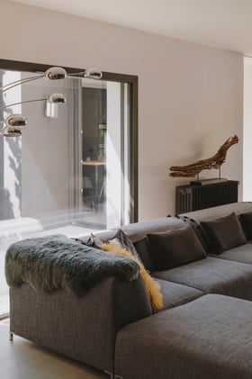 salon-avec-canape-en-angle-dans-maison-architecte-perene