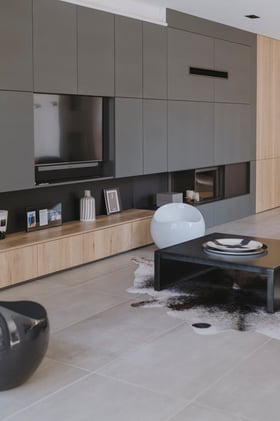 table-noir-mat-dans-salon-contemporain-perene