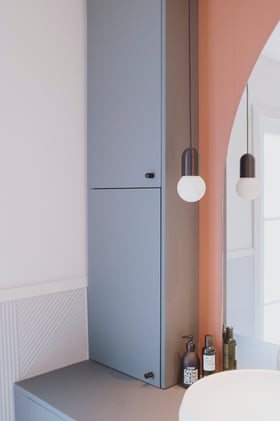 salle-de-bain-design-et-coloree-perene