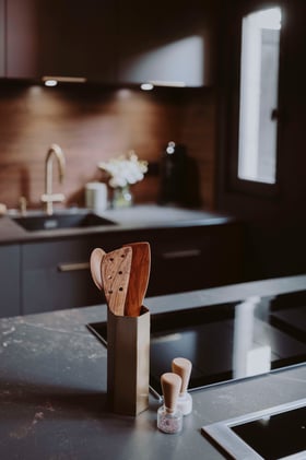 plan-de-travail-marbre-noir-cuisine-perene
