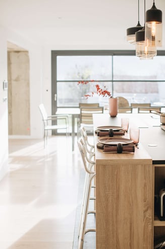 cuisine-lumineuse-avec mange-debout-perene