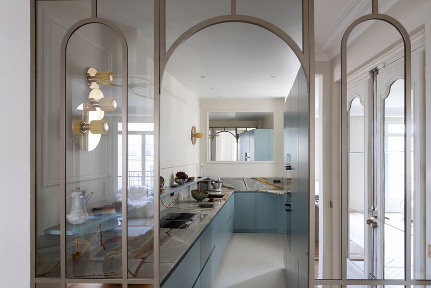 Cuisine-bleue-marbre-avec-verriere-perene-paris-16